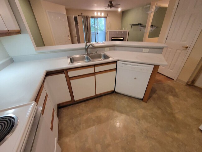 Building Photo - Super spacious 1 bedroom condo in South Boulder with reserved parking