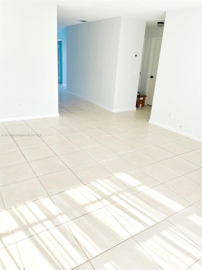Building Photo - 4503 SE Ontario Dr
