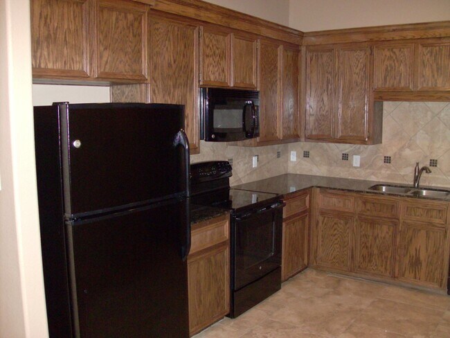 Building Photo - Beautiful 3 bed/2 bath Duplex off of Bunny Trail