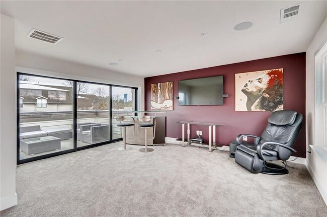 Building Photo - 860 Stonehill Ln NE