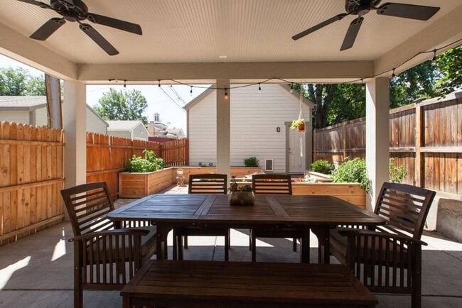Building Photo - Beautiful 2 Bed/2.5 Bath Home in the Highl...