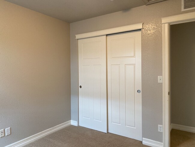 Building Photo - Start a Lease by 2/28/25 and pay $2,800 fo...