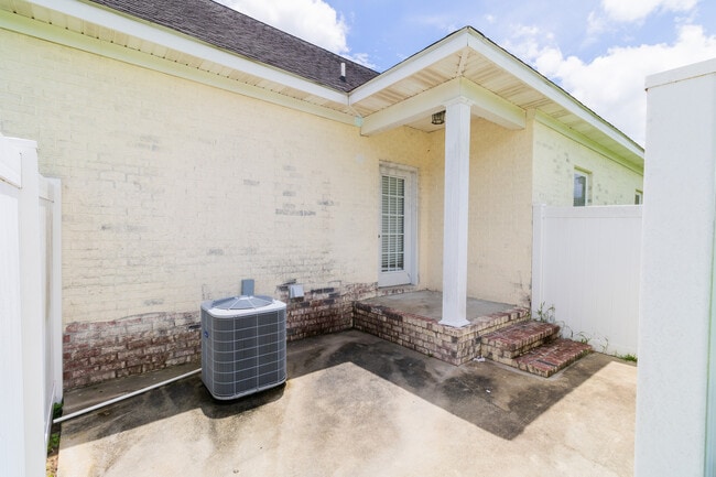 Building Photo - 235 Sawgrass Trail