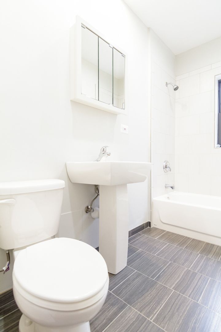 Building Photo - 520 W Cornelia Ave