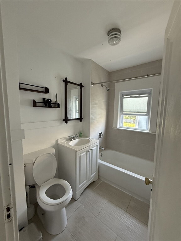 Building Photo - 135 Mills St