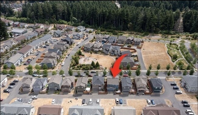 Building Photo - Large 4 bedroom home-Pet friendly!