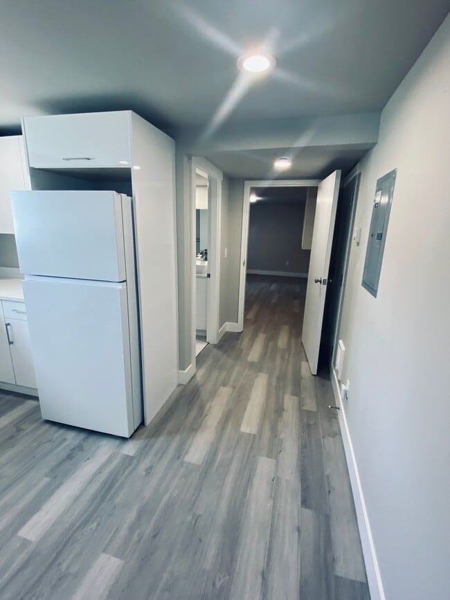 Building Photo - Large Corner Studio | Full Kitchen | In-Unit W/D | Pet Friendly