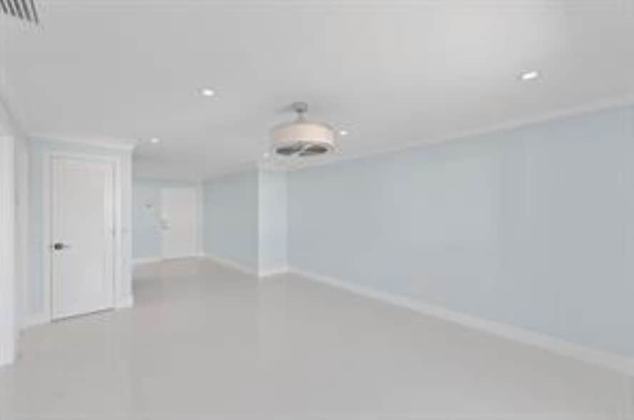 Building Photo - 3220 Bayview Dr