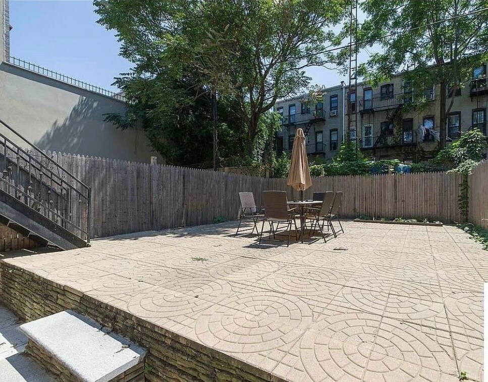 Building Photo - 208 Starr St