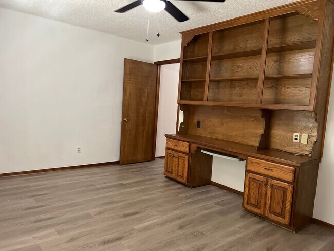 Building Photo - Spacious 3 Bedroom