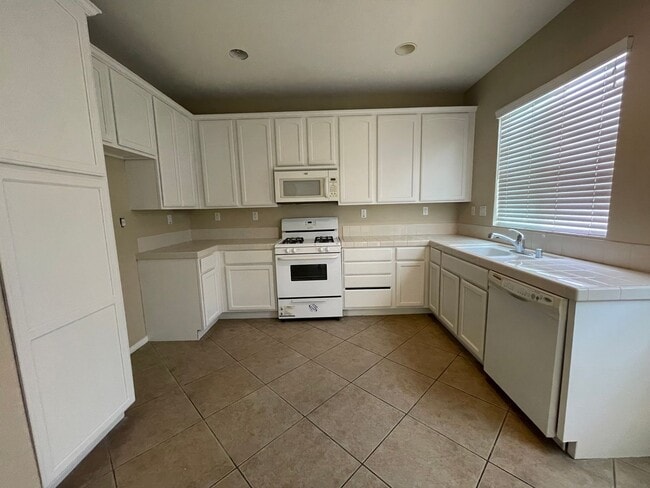Building Photo - Three Bedroom Two Bathroom Condo in Lake Elsinore