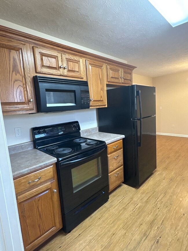 Building Photo - $500 OFF 1st Month!…Spacious Home with Large Yard!!