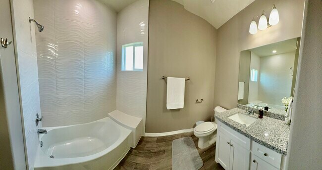 Building Photo - 807 E Starr St