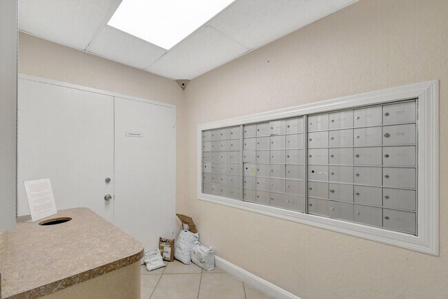 Building Photo - 2555 NE 11th St