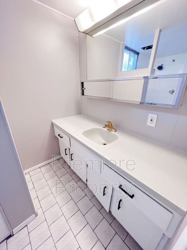 Building Photo - 5101 NE 58th St