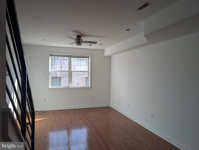 Building Photo - 1222 S Harmony St