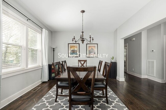 Building Photo - 606B Eastboro Dr