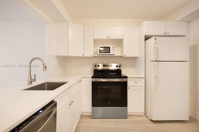 Building Photo - 10825 SW 112th Ave