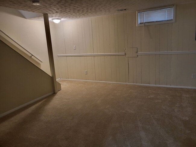 Building Photo - RARE 3-Bed Townhome in Fox Ridge Manor!