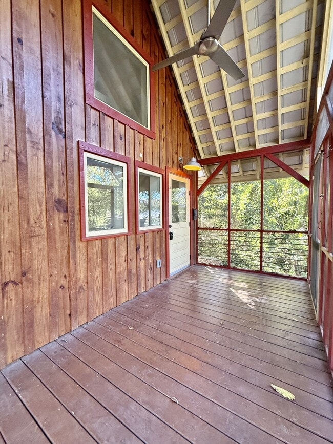 Building Photo - 574 Primitive St