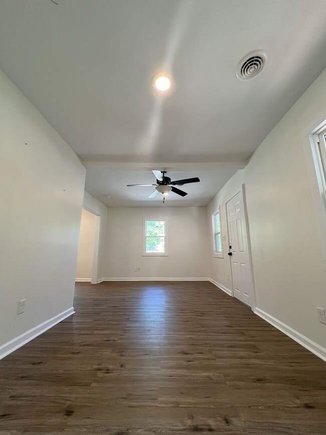 Building Photo - SEE IT NOW: Charming Renovated Bungalow in...
