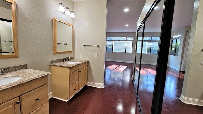 Building Photo - 37168 Meadowbrook Common, Unit 105