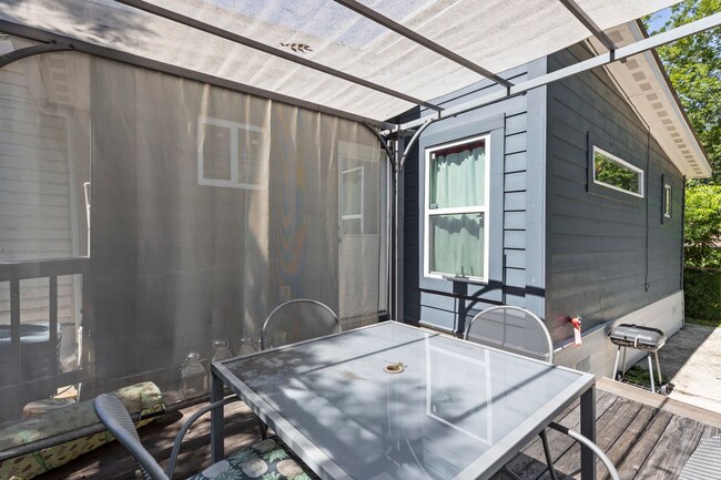 Building Photo - Fully renovated home close to downtown