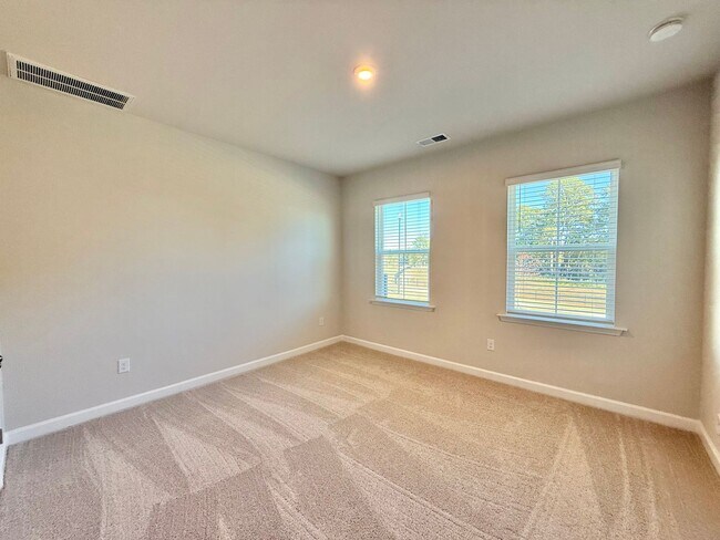 Building Photo - **OFFERING RENT PROMOTION FOR FIRST 6 MONT...