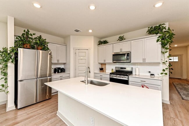 Building Photo - 2305 Alamo Heights Ave