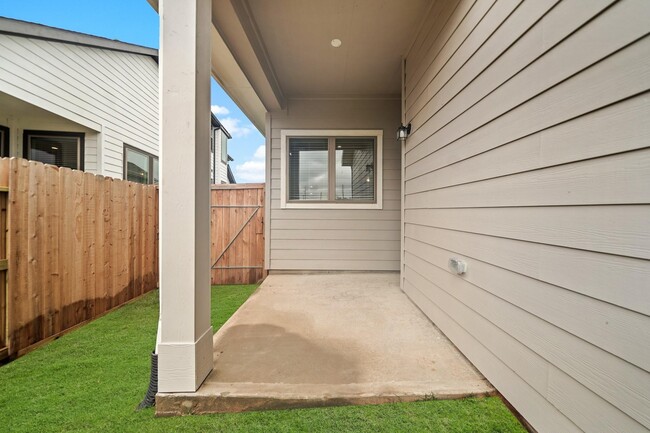 Building Photo - 1547 Crystal Stream Dr