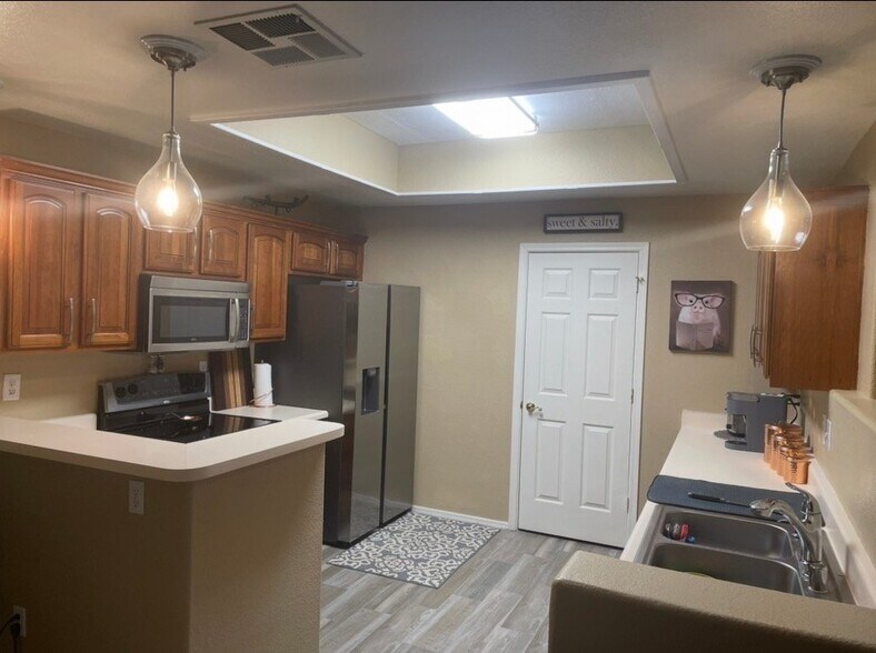 Building Photo - 10410 N Cave Creek Rd
