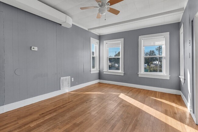 Building Photo - 13 Plain St