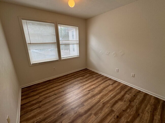 Building Photo - Goss Street Duplex