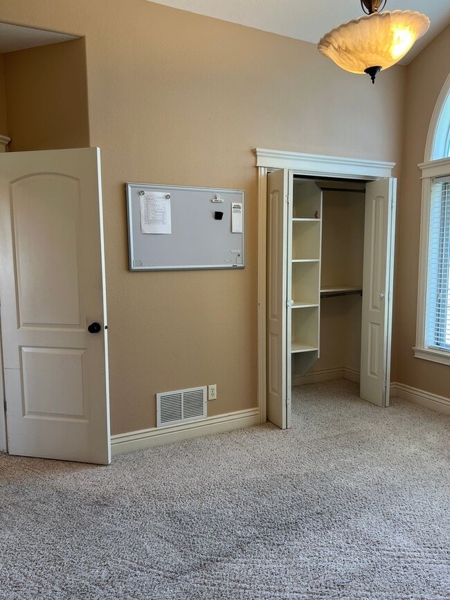 Building Photo - **$100 OFF FIRST MONTHS RENT!** Stunning 5 bed 3.5 bath twin-home on the Rexburg Hill