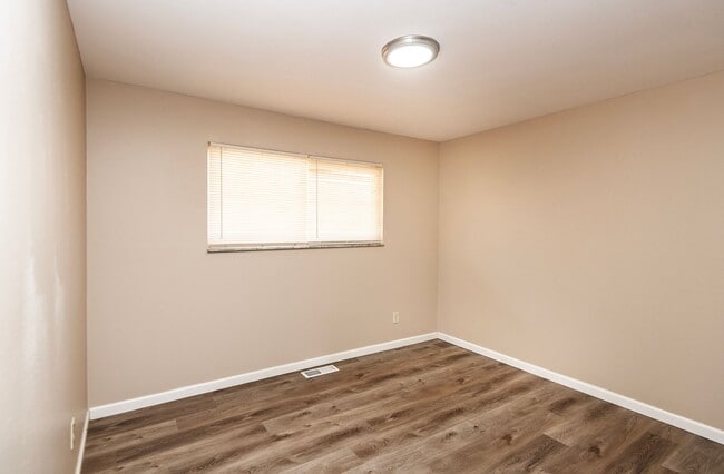 Building Photo - Lovely 3 Bedroom 2 Bathroom Home