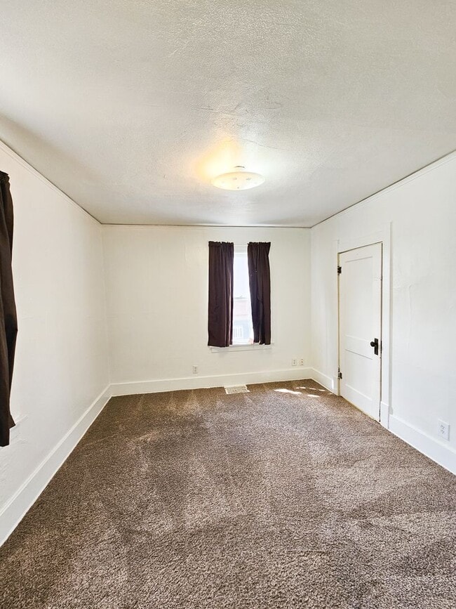 Building Photo - 4 Bedroom Home Located Downtown