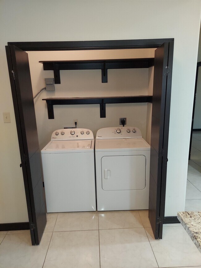 Building Photo - 2701 E Lyon St