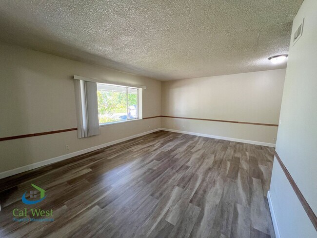 Building Photo - 10600 E Estates Dr