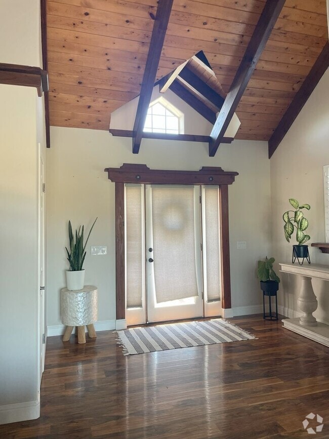 Building Photo - Beautiful 2 Bedrooms Plus Office, 3 Bathro...
