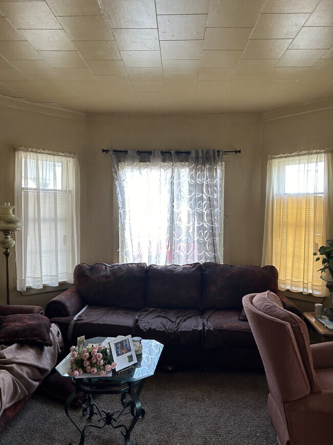 Building Photo - Welcome Home to Your Charming 2-Bedroom Ap...