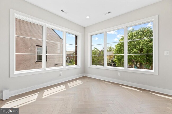 Building Photo - 1240 Raum St NE