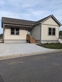 Building Photo - Weaverville Rental!