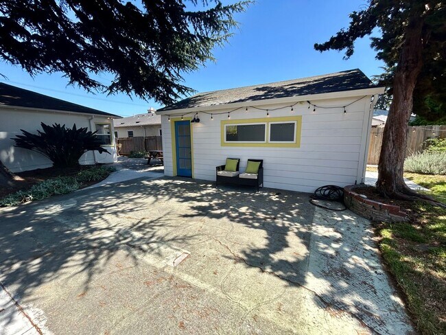 Building Photo - Gorgeous San Leandro Bungalow!