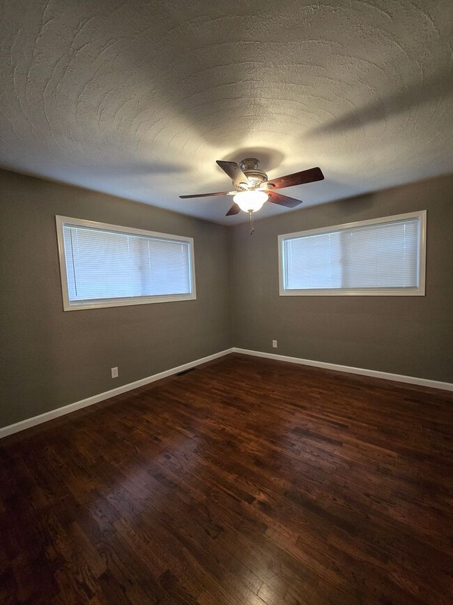 Building Photo - Pet Friendly Single Level 3 Bed 2 Bath Hom...