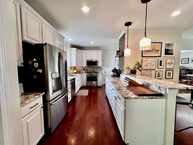 Building Photo - Charming 4 Bedroom home Near Virginia Beach Oceanfront!