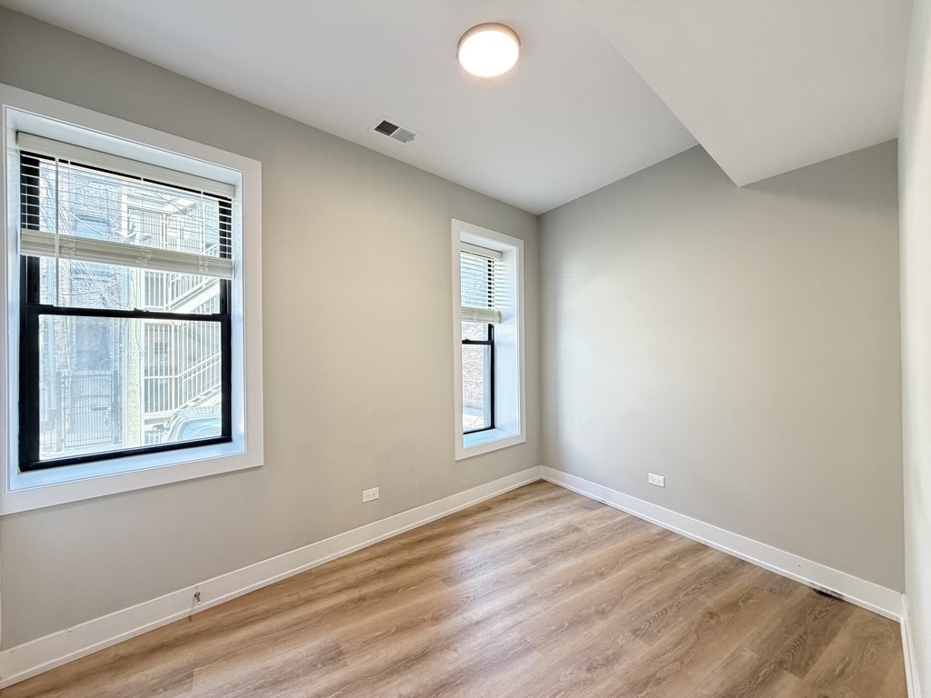 Building Photo - 452 W Belden Ave