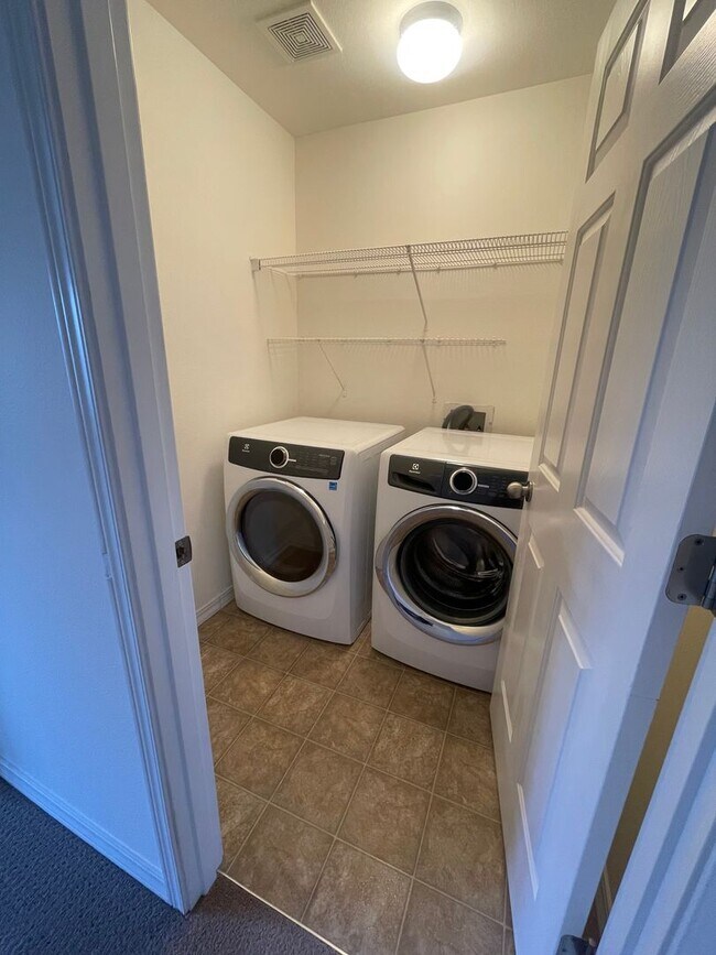 Building Photo - 2 Story Townhouse in Bend