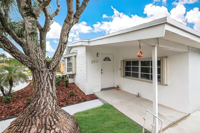 Building Photo - 2911 NW 5th Ct