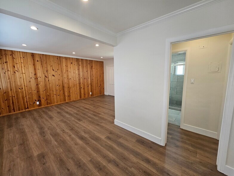 Building Photo - 1604 N Hollywood Way
