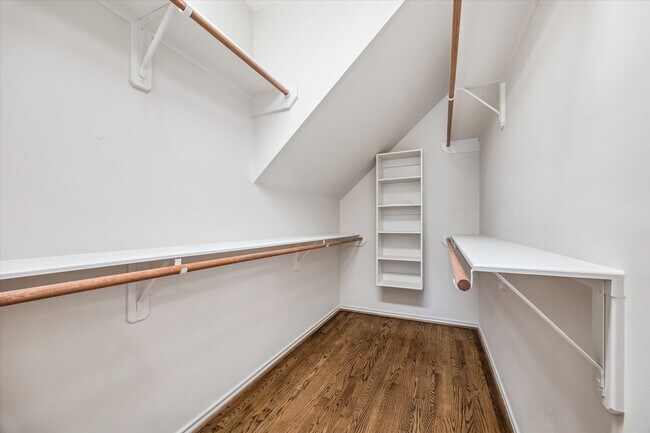 Building Photo - 1811 Devonshire Crescent